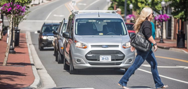 Ford хоче, аби безпілотні автомобілі світлодіодами спілкувались з пішоходами