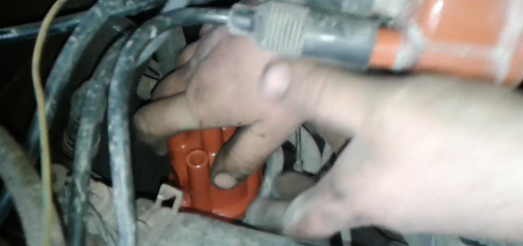 Заміна кришки розподілювача запалювання (трамбльора) Beru VK355 на Volkswagen Jetta 2 (відео)