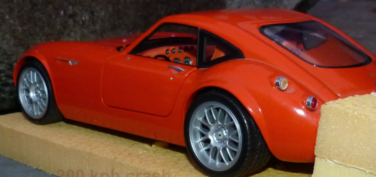Краш-тест іграшкових автомобілів на швидкості 200 км/год (відео)