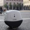 В Італії по вулицях їздить дрон-кур
