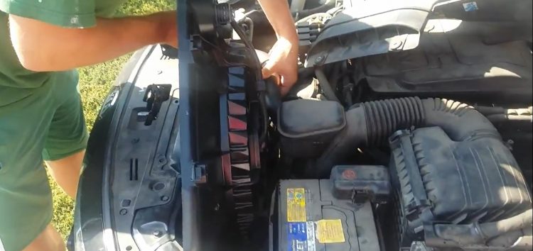 Заміна вентилятора охолодження Hyundai/Kia 25380 3R170 на Kia Optima (відео)