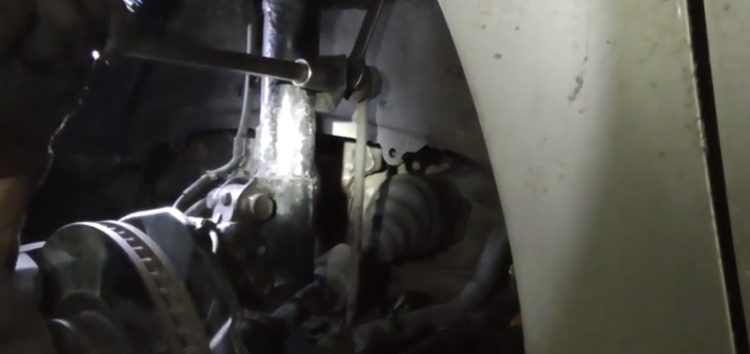 Заміна стійки стабілізатора CTR CLT 75 на Toyota Camry (відео)