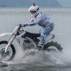 По озеру на мотоциклі (відео)