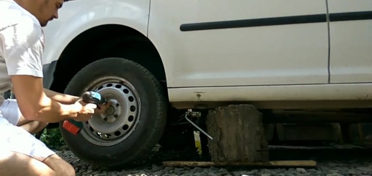 Заміна задніх гальмівних колодок Ferodo FDB1636 на Volkswagen Caddy (відео)