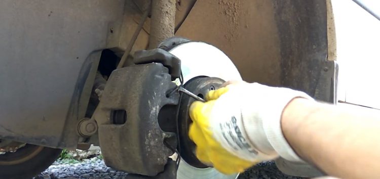 Заміна гальмівних колодок VAG JZW 698 151 B на Volkswagen Caddy (відео)