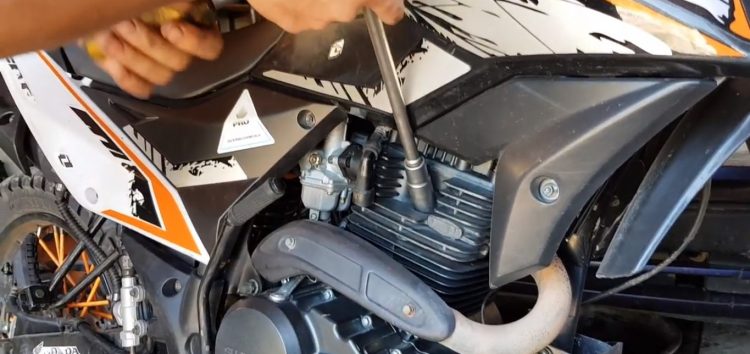 Заміна свічки запалювання NGK 6681 на мотоциклі Shineray (відео)