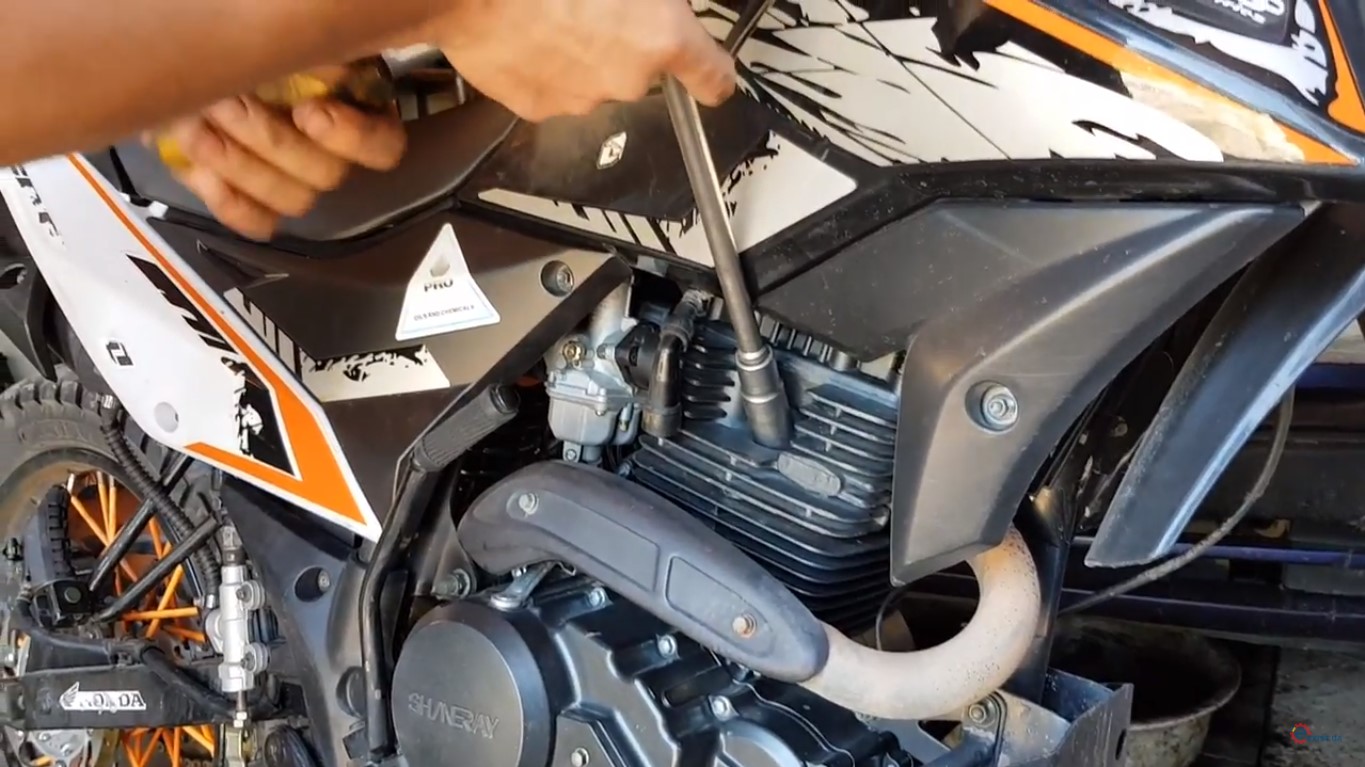 Заміна свічки запалювання NGK 6681 на мотоциклі Shineray (відео ...