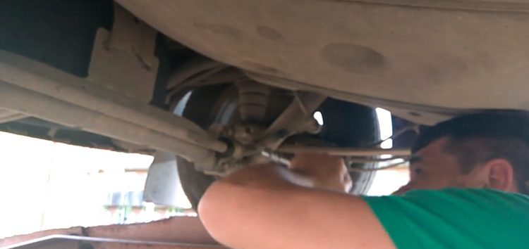 Заміна втулки стабілізатора Birth 4198 на Volkswagen Caddy (відео)