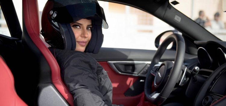 Як автовиробники відзначили дозвіл арабським жінкам водити (відео)
