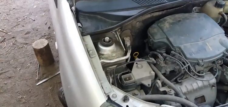 Заміна підшипника верхньої опори амортизатору M25504 на Renault Clio (відео)