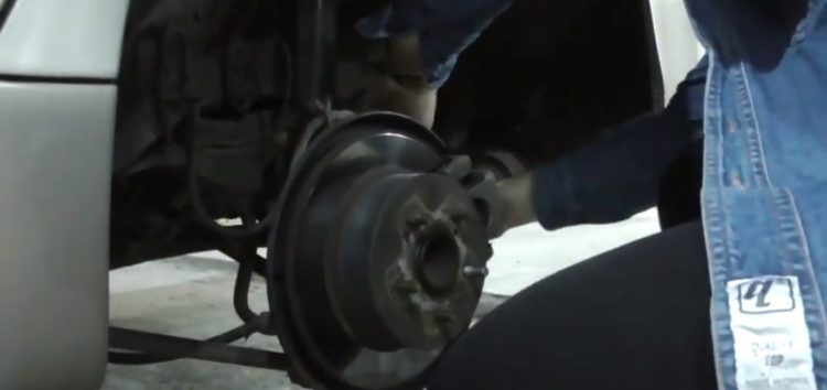 Заміна колодок стояночного гальмівного механізма TOKO CARS T2515081 на Toyota Camry (відео)