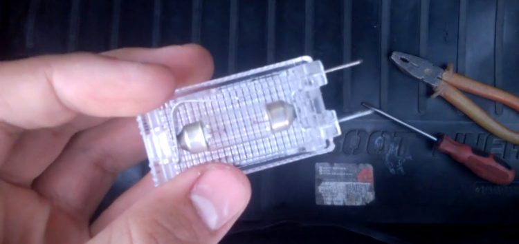 Заміна розсіювача ліхтаря освітлення багажнику GENERAL MOTORS 96247398 на Daewoo Nexia (відео)