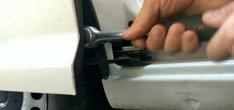 Заміна роликової направляючої VIKA 88430440301 на Volkswagen Caddy (відео)