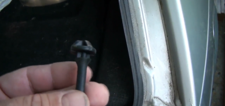 Заміна троса кріплення кришки багажнику AIC GERMANY 50633 на Volkswagen Golf II (відео)