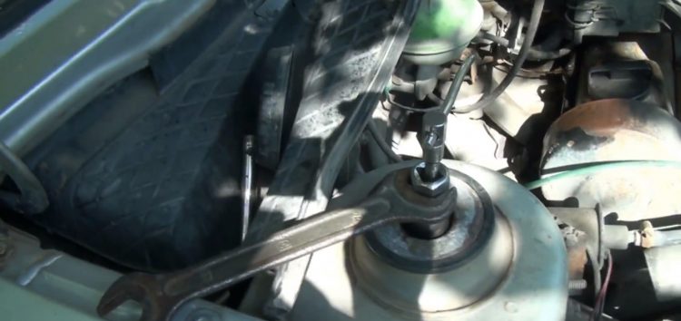 Заміна стійки амортизатора NK 65993850 на Volkswagen Golf II (відео)