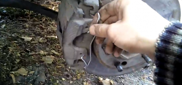 Заміна пружини гальмівного супорту QUICK BRAKE 109-1057 на Ford Scorpio (відео)
