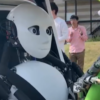 Гуманоїдного робота навчили водити машину (відео)