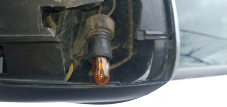 Заміна ліхтаря індикатору повороту TYC 310-0118-3 на Ford Focus (відео)