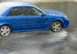 Як правильно управляти автомобілем в дощ