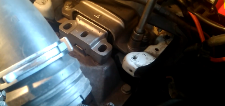 Заміна подушки двигуна VAG 1K0 199 555 N на Skoda Octavia (відео)