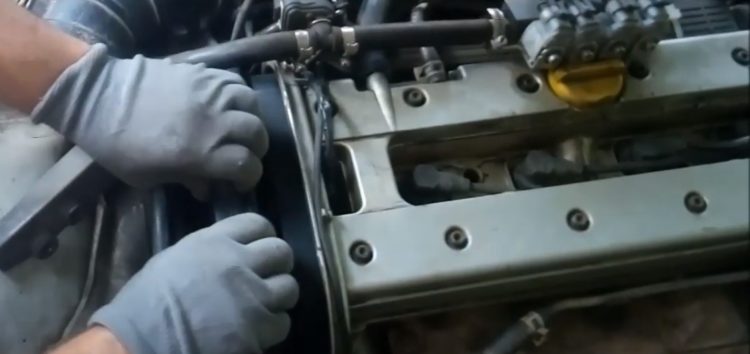 Заміна датчика розподілвала FAE 79166 на Opel Vectra B (відео)