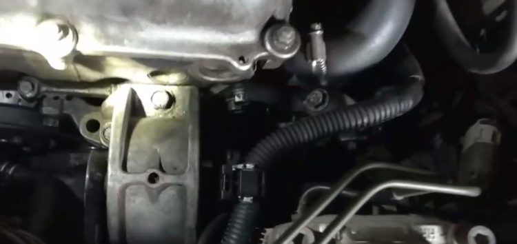 Заміна опори двигуна JAPAN PARTS RU-197 на Nissan Primera P10 (відео)