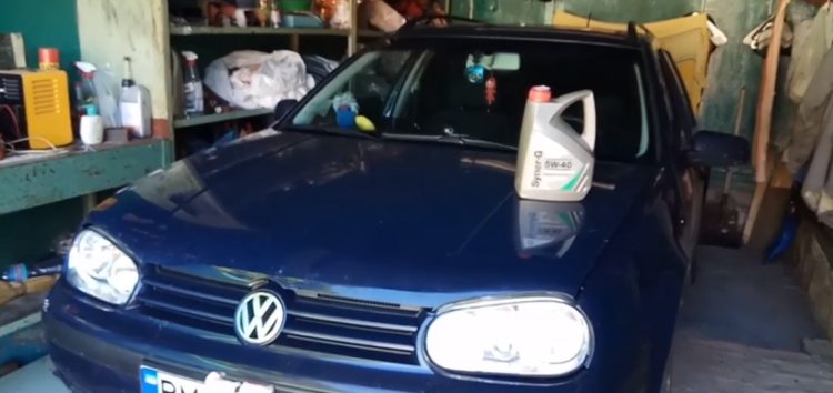Заміна моторного мастила Comma Syner-G 5W-40 на Volkswagen Golf IV (відео)