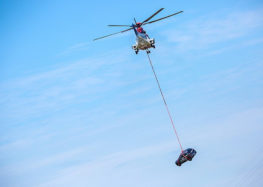 FAW кидає машини з гелікоптера