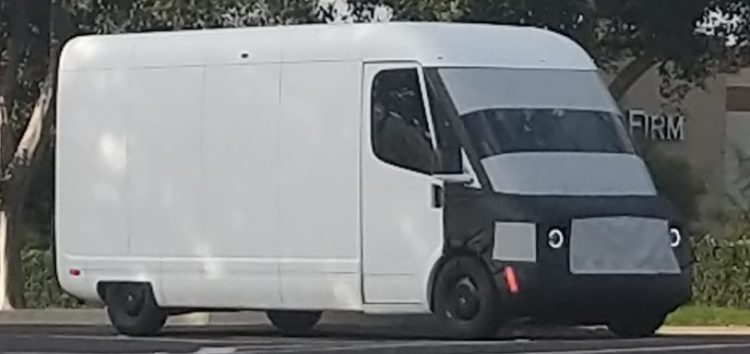 Прототип фургона Rivian для Amazon помітили на тестах