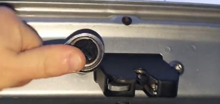 Заміна замка кришки багажника VAG 5J0 827 501 D на Skoda Fabia (відео)