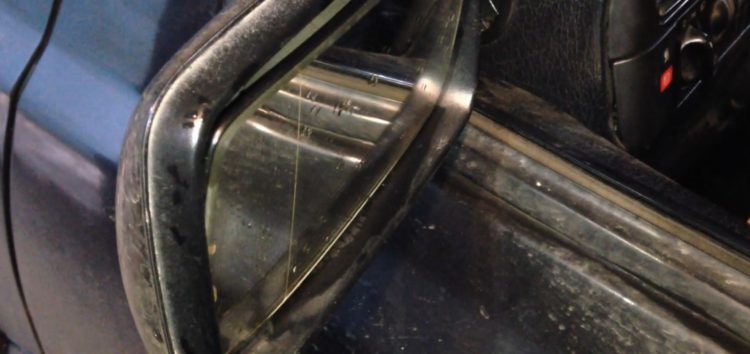 Заміна скла зовнішнього дзеркала Van Wezel 5880835 на VW Golf III (відео)