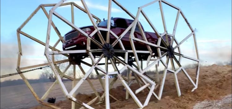 Автомобіль та шестиметрові колеса (відео)