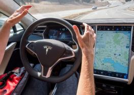 Автопилот Tesla стал видеть светофоры