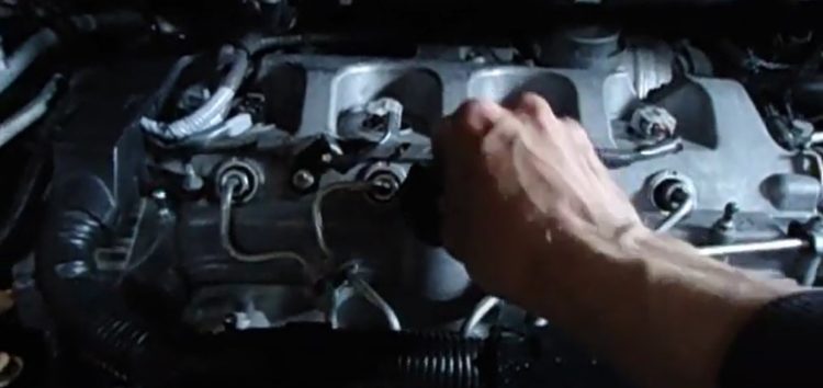 Замена моторного масла Toyota ENGINE OIL 5W-30 на Toyota Corolla Verso (видео)