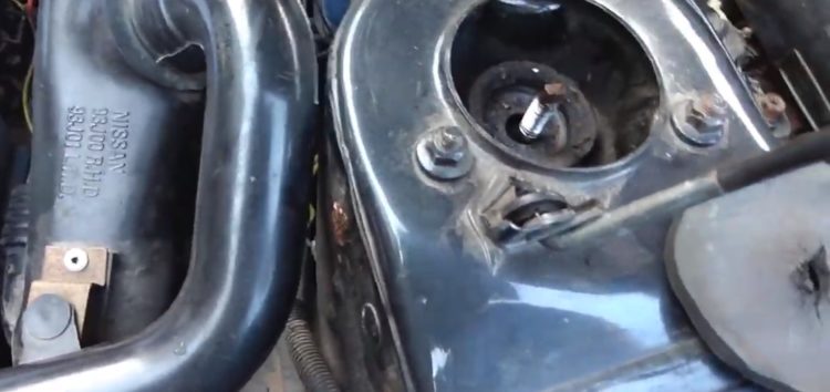 Заміна опори амортизатора KYB Kayaba SM5123 на Nissan Primera P10 (відео)