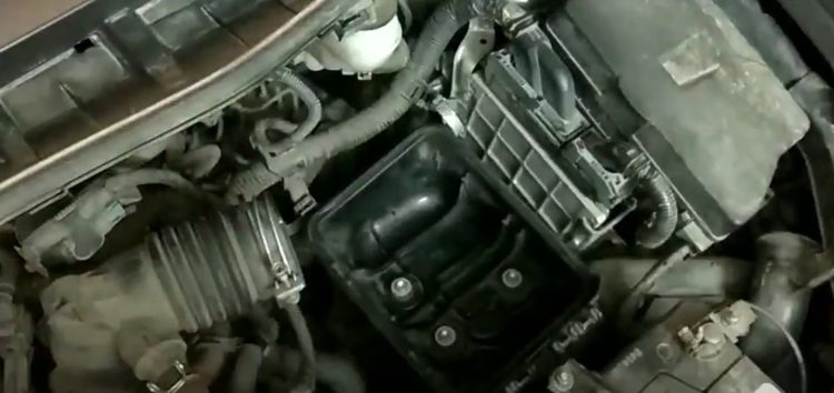 Замена фильтра воздушного WIX WA9627 на Toyota Corolla (видео)