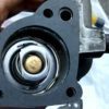 Заміна прокладки APG1 0046 корпуса термостата на Ford Escort (відео)