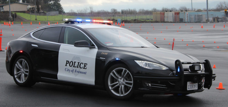 Полиция США рассказала сколько экономит Tesla Model S
