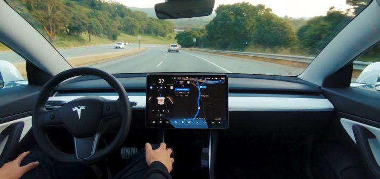 Новый автопилот Tesla постоянно обновляется и больше контролирует