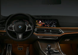 Автомобили BMW поздравят своих владельцев с новогодними праздниками (видео)