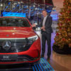BMW и Mercedes-Benz поздравили друг друга с наступающими праздниками (видео)