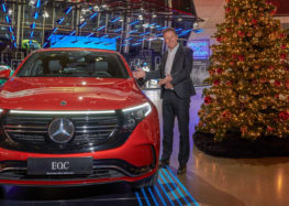 BMW і Mercedes-Benz привітали один одного з прийдешніми святами (відео)