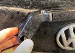 Заміна пильовика осі важеля склоочисника Metzger 2190007 на Volkswagen Golf III 2,0 (відео)