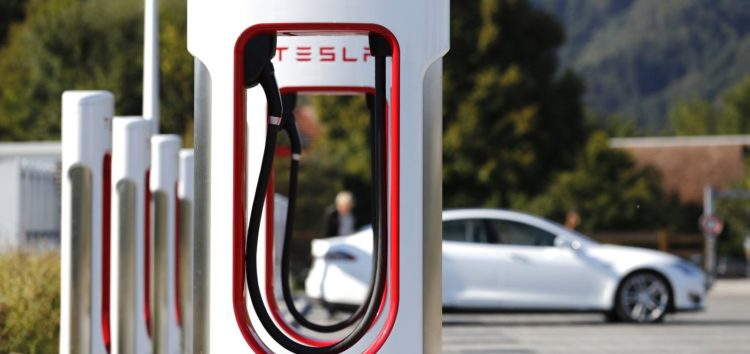 Tesla предлагает один год бесплатной зарядки для увеличения продаж