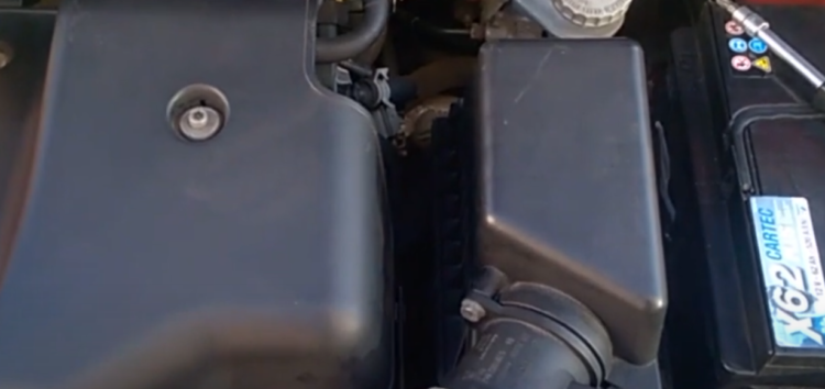 Заміна фільтра повітряного WIX WA9561 на Suzuki Swift 1,3 (відео)