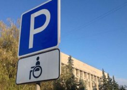 Штраф за паркування на місцях для інвалідів випишуть й паркувальники