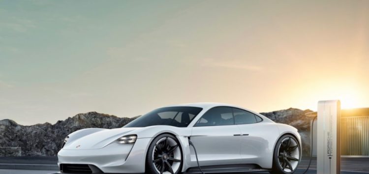Назвали ціну нового електромобіля Porsche Taycan в Україні