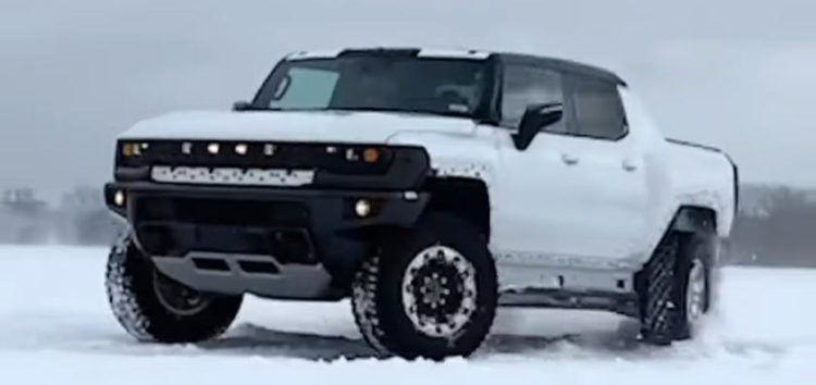 Електричний Hummer влаштував покотушки на снігу (відео)