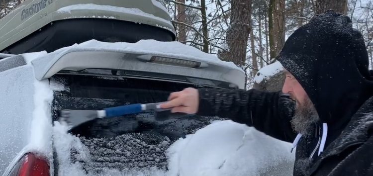 Як розморозити скло в сильний мороз?