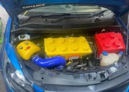 Моторний відсік авто змайстрували у вигляді конструктора Lego